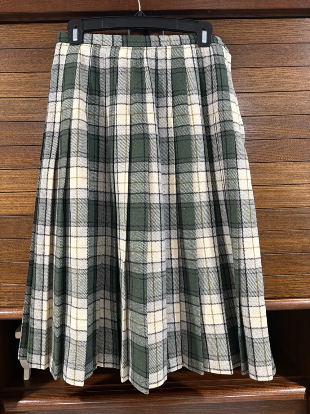 O’Neil of Dublin Plaid Pleated Midi Skirt in Green and Cream